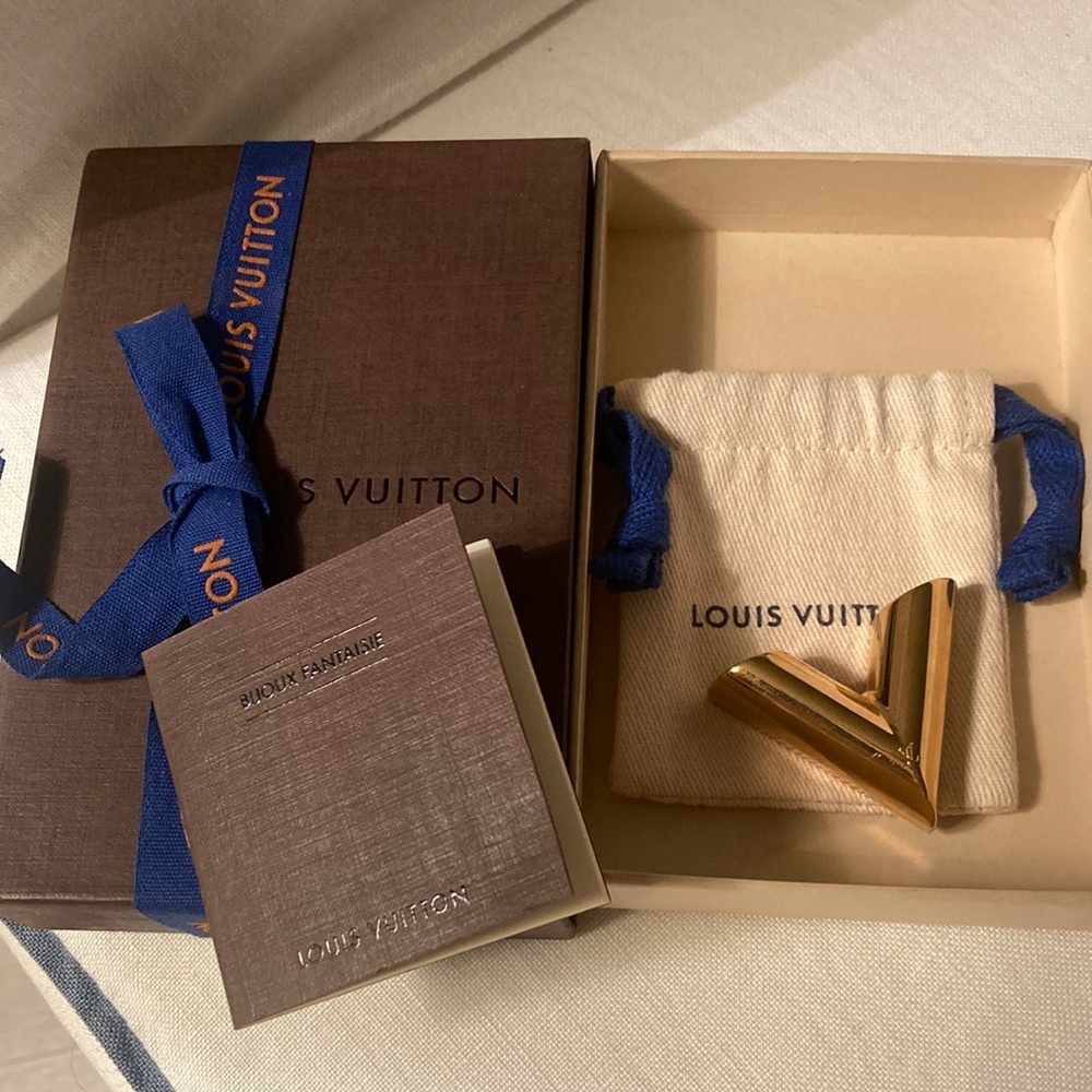 Authentic Louis Vuitton Magnetic V Brooch Brooche Gold
